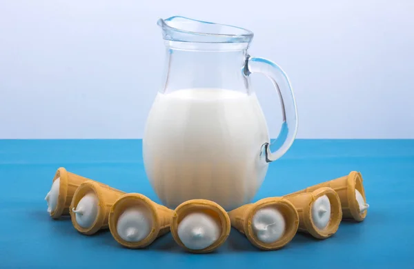 Tortas de gofres de leche dispuestas alrededor de una jarra de leche — Foto de Stock