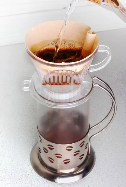 Felső nézet a folyamat öntés forró víz őrölt kávé tölcsér v60 — Stock Fotó