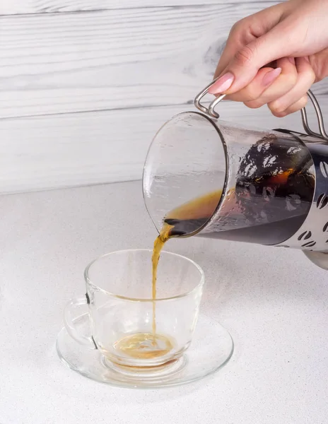 Готовый кофе варится альтернативным способом в воронке v60 наливается в Кубок с копией пространства — стоковое фото