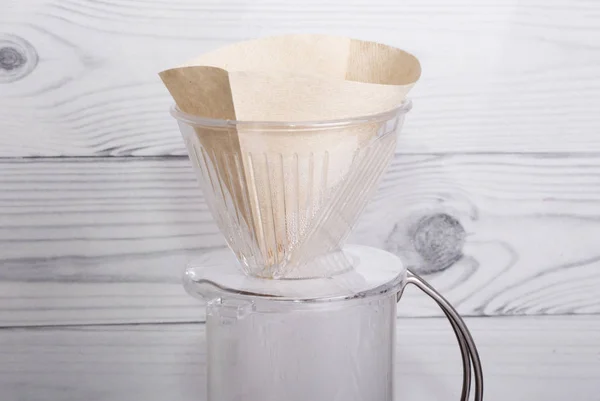 Новый фильтр для последующего альтернативного варки кофе в воронке v60 — стоковое фото