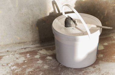 Tamiratın yapıldığı odada beyaz, yuvarlak plastik bir kap.