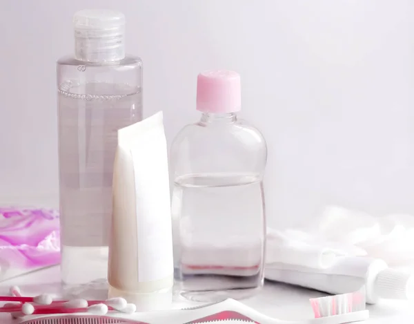Testápoló termék az asztalon fehér alapon — Stock Fotó