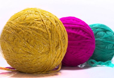 Beyaz arkaplanda örgü örmek için renkli iplik topları