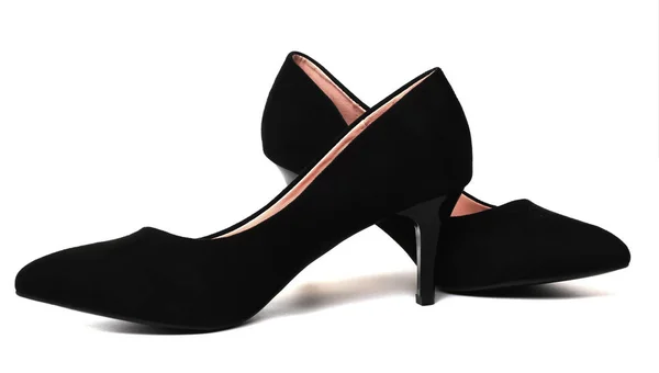 Красиві чорні оксамитові жіночі туфлі ізольовані на білому тлі — стокове фото