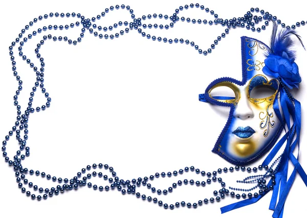 マルディグラ・ブルーのビーズとマスクのフレームとホワイトの背景に金 — ストック写真