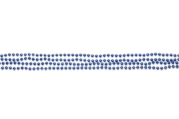 Kralen gelegd in rechte rijen op Mardi Gras blauw op witte achtergrond — Stockfoto