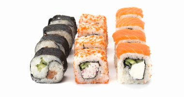 Somon, karides, avokado ve beyaz arka planda krem peynirli suşi rulosu.