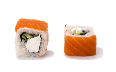 Beyaz arka planda somon ve Philadelphia peynirli iki lezzetli suşi rulosu.