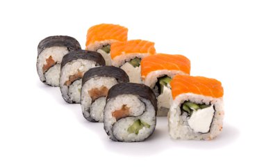 Suşi Yin Yang ve Philadelphia beyaz arka planda sıralanmış.