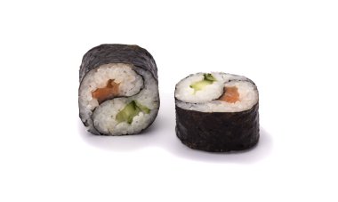 Beyaz arka planda iki Yin Yang Maki suşisi var.
