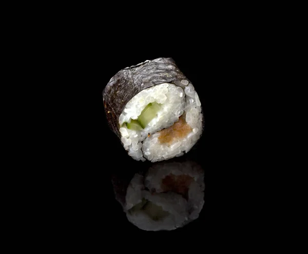 Egy finom Yin Yang sushi tekercs egy fekete háttér elmélkedéssel — Stock Fotó