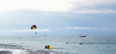 Parasailing dünyadaki birçok tatil beldesinde popüler bir eğlencedir. Etkin rahatlama biçimi