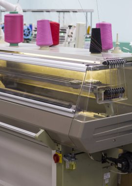 Örgü ören modern bir örgü makinesinin bir parçası.