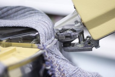 Özel bir makine örgü üretiminde parçaları birleştirme süreci
