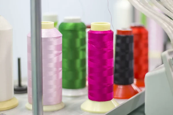 Leuchtende Farben der Stickgarne auf einer modernen Stickmaschine — Stockfoto