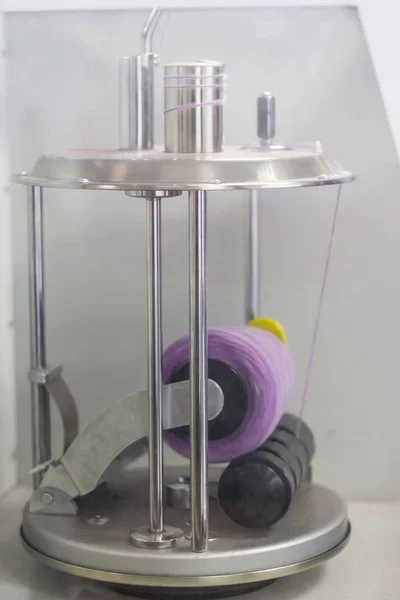 Hilo lila en una máquina moderna para torcer hilos — Foto de Stock