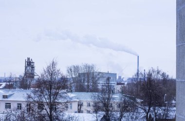 Çalışan bir termik santralin boruları, pencereden görüntü