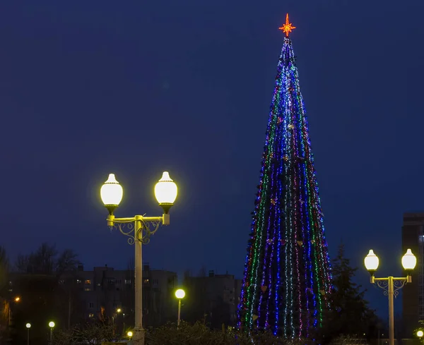 View of the square with a Christmas tree in Russia — Stock Photo, Image