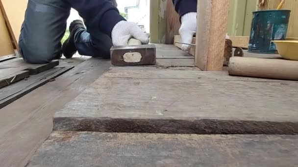 Adamın Biri Çekiçle Tahta Bloğa Çivi Çakmaya Çalışıyor — Stok video