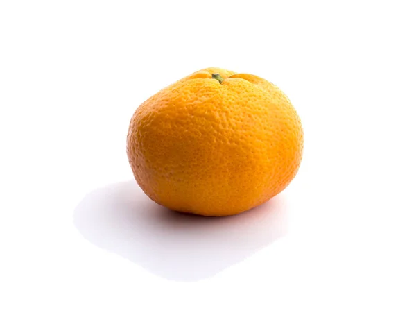 Una mandarina naranja sobre un fondo blanco — Foto de Stock