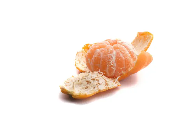 Один очищенный апельсиновый мандарин на белом фоне, на кожуре — стоковое фото