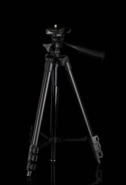 Siyah arkaplandaki kamera için siyah mobil tripod