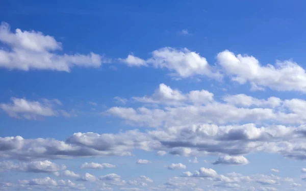 Nubes flotantes en el cielo azul soleado — Foto de Stock