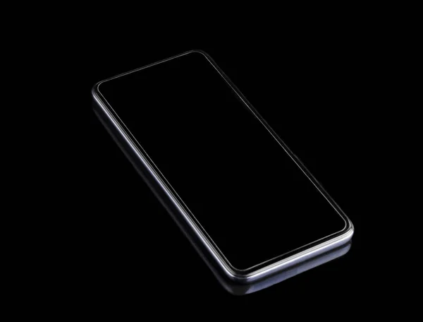 Siyah arka planda yansımalı siyah modern akıllı telefon. — Stok fotoğraf