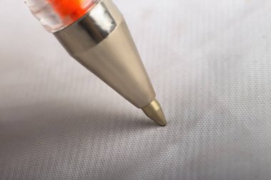 Beyaz arkaplanda izole edilmiş gümüş tükenmez kalem