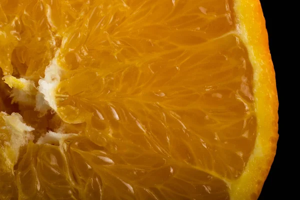 Текстура сочного спелого оранжевого макроса на черном фоне — стоковое фото