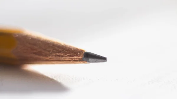 Prosty Ołówek Białym Tle Fakturą Makro Fotografia — Zdjęcie stockowe