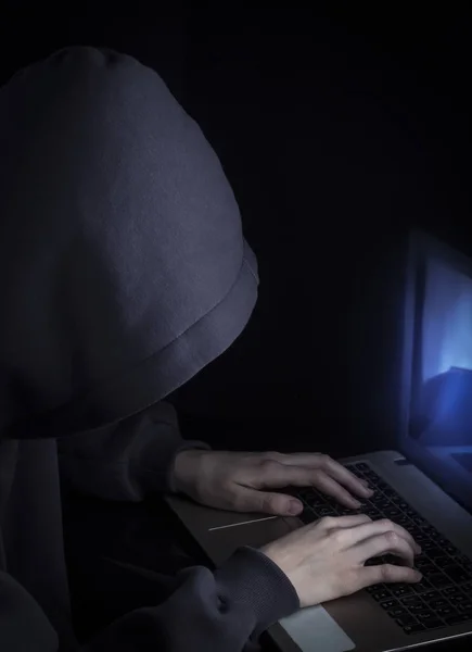 Bir kişi, gizli kalarak internetten bilgi çalan bir hacker 'dır..