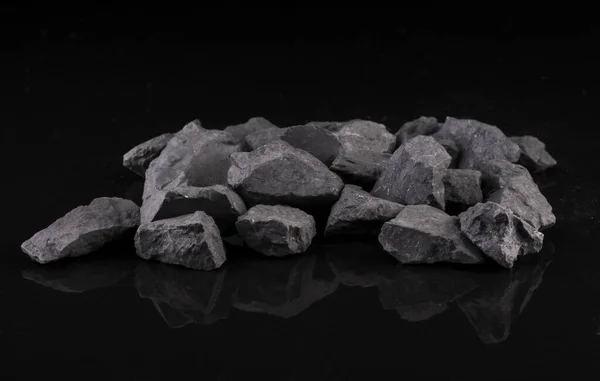 Shungit Mineral Ein Natürliches Kohlenstoffmineral Bietet Außergewöhnliche Wasserreinigungsqualität Auf Schwarzem — Stockfoto
