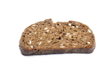 Beyaz arka planda ayçekirdeği olan siyah ekmek..