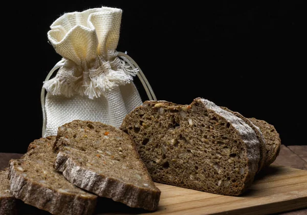 Pan Marrón Una Tabla Cortar Con Una Bolsa Grano Fondo — Foto de Stock