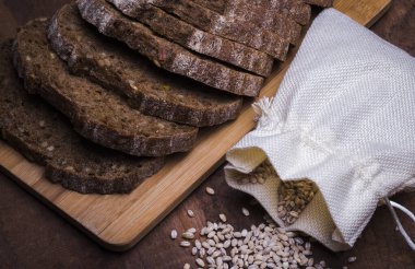 Tahtaya bir çuval tahıl, tam tahıllı, fındıklı ve meyveli ekmek..