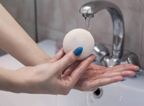 Uma Mulher Está Preparando Para Lavar Mãos Com Sabão Água — Fotografia de Stock