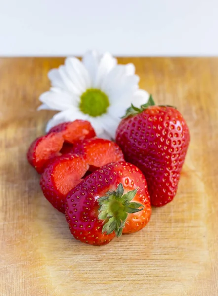 Tumpukan Fresh Red Ripe Strawberry Pada Papan Kayu Dengan Bunga — Stok Foto