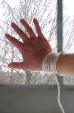 Tasmalı bir adam karantinada, bir kadın elinde iple sokağa çıkmasına izin vermez..