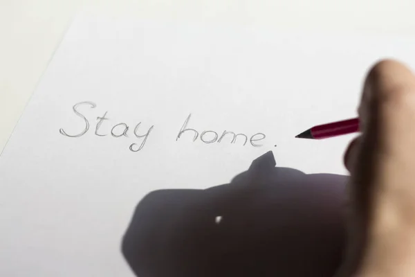 Μείνετε Στο Σπίτι Γράφει Ένα Χέρι Ένα Σημειωματάριο Στο Φως — Φωτογραφία Αρχείου