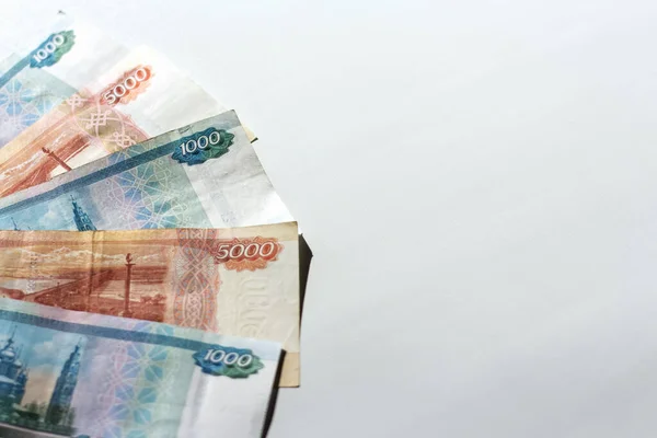 Ρωσικά Τραπεζογραμμάτια Λευκό Φόντο Υπό Έντονο Φως — Φωτογραφία Αρχείου