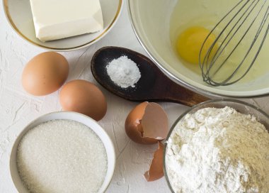 Kısa hamur işi için tereyağlı yumurta ve un içerir..
