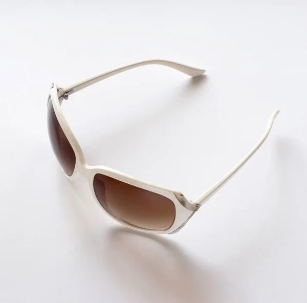 Beyaz Arkaplanda Beyaz Çerçeveli Şık Kadın Gözlükleri — Stok fotoğraf