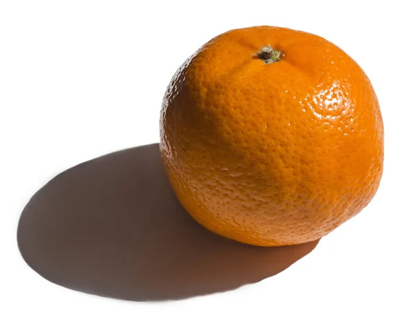 Оранжевый Мандарин Белом Фоне Ярком Жестком Свете Глубокой Тенью — стоковое фото