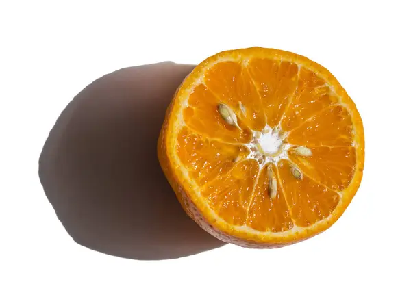 Půlka Mandarinky Kostmi Bílém Pozadí Stínem Slunce — Stock fotografie