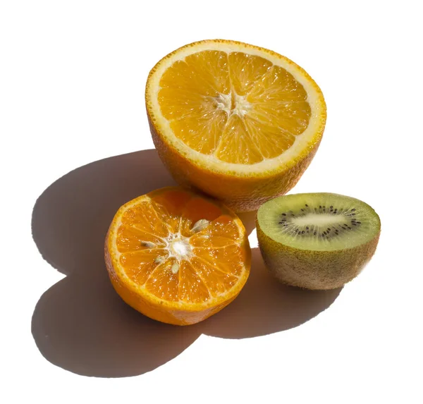 Половинки Лимона Мандарина Киви Изолированы Белом Фоне Солнечными Тенями — стоковое фото