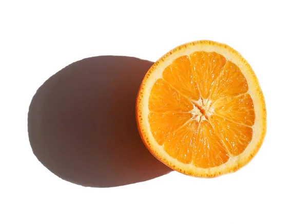 Половина Апельсина Белом Фоне Тенью Солнца — стоковое фото