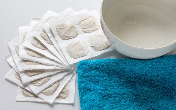 Hojas Mostaza Para Los Resfriados Con Una Toalla Azul Agua — Foto de Stock