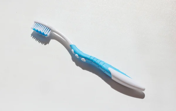 Escova Dentes Branca Azul Fundo Branco Luz Solar Brilhante — Fotografia de Stock