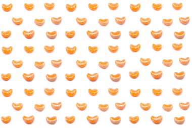 Beyaz arka planda Mandarin dilimleri. Kusursuz desen. Tropik narenciye arka planı. Tatil, Noel ve Yeni Yıl konsepti.